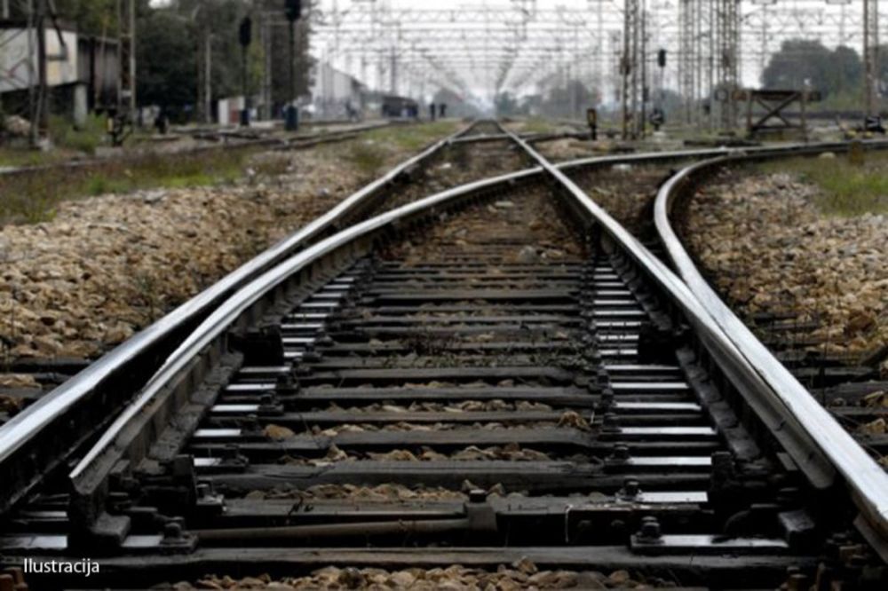BRUTALNO: Zbog voznog reda pretukao železničare električnim kablom!