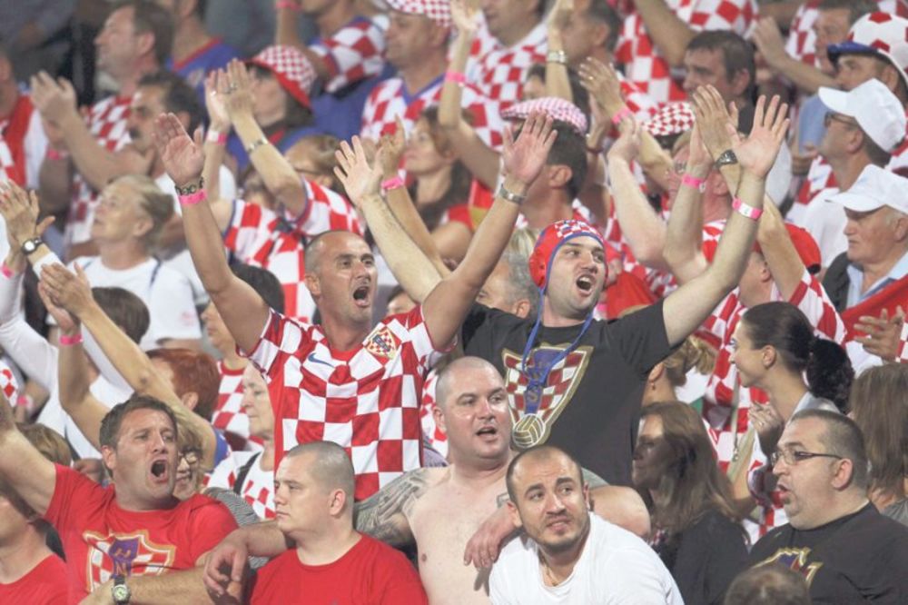 OPIJENI TRIBINAMA: Hrvati pesmom najavljuju meč sa Srbijom