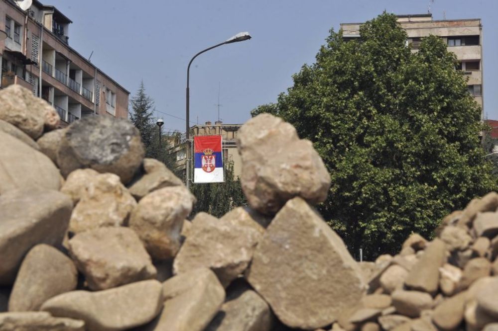 Srbi uklanjaju barikade na mostu u Kosovskoj Mitrovici