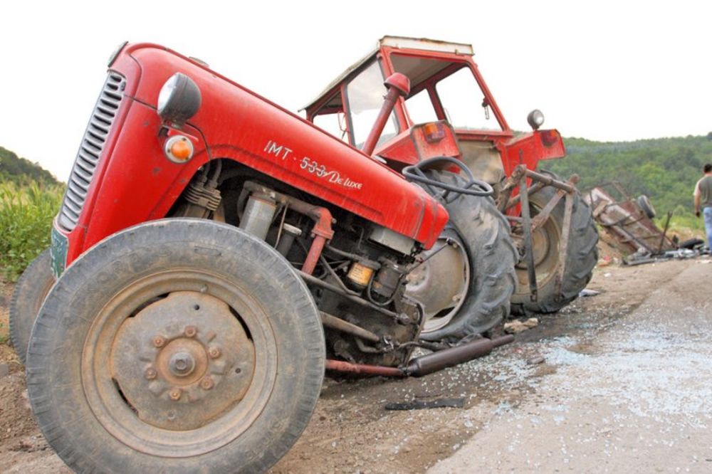 U sudaru sa traktorom dvoje poginulih