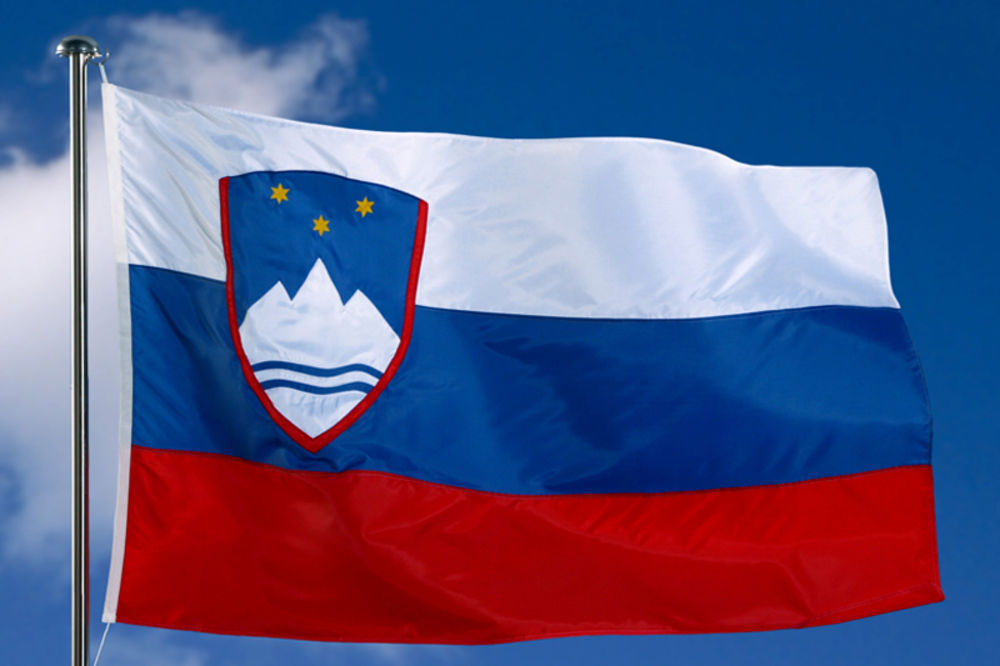 TUGUJU ZA MANDELOM: Slovenci spustili zastave na pola koplja
