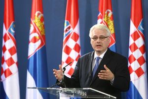 Josipović: Ili uvesti ćirilicu ili promeniti ustav