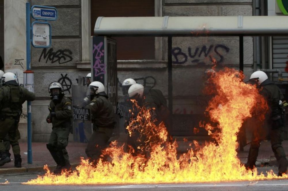U sukobima sa Romima u Atini povređeno šest policajaca