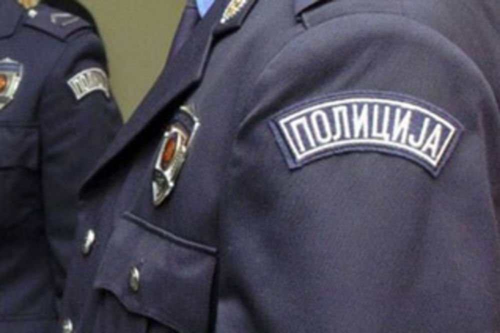NAPAD U STANICI: Pocepali uniformu dežurnom policajcu u Sremskoj Mitrovici