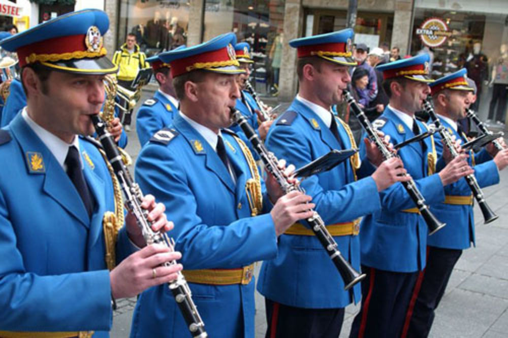 BEOGRAD: Orkestar garde prodefilovao gradskim ulicama!