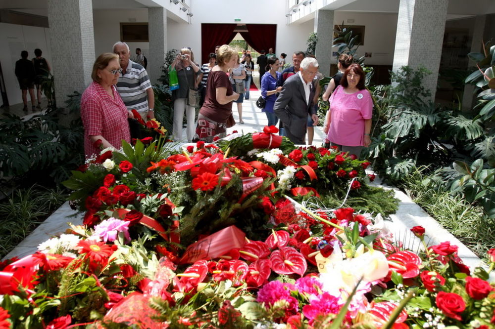 Titovi poklonici opsedaju Kuću cveća