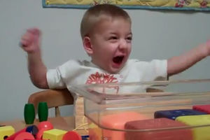 Ovo je sreća: Gluvi dečak prvi put čuo glas majke