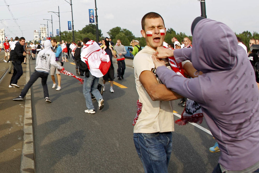 Huligani napali stadion tokom meča Poljske i Rusije
