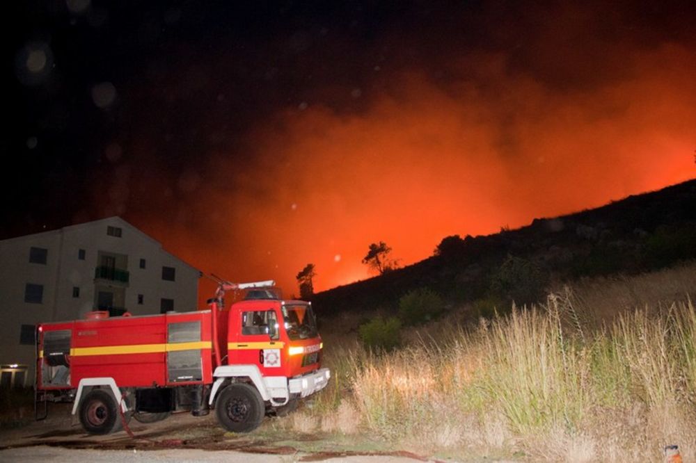 Vetar otežava gašenje požara u Crnoj Gori