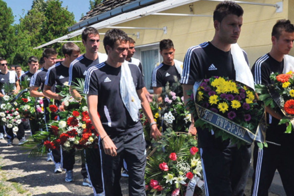 Sponzoruše jurile igrače Partizana na sahrani