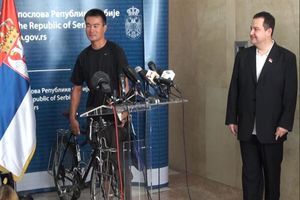 Dačić vratio bicikl Japancu Riju Asađiju