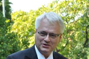 Josipović: Pružiti ruku Srbima, pokloniti se i priznati žrtve