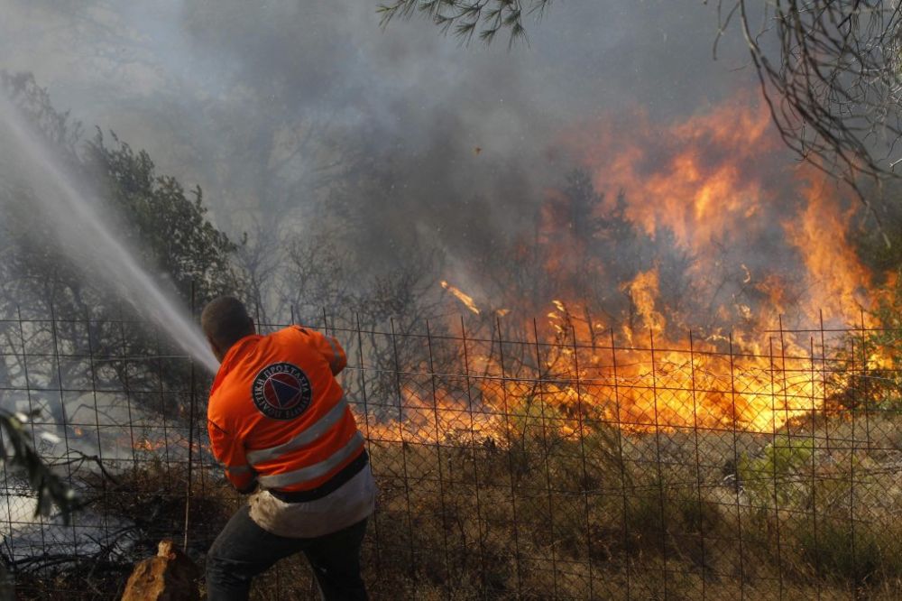 Požar tri kilometra od Hilandara, stigli srpski vatrogasci