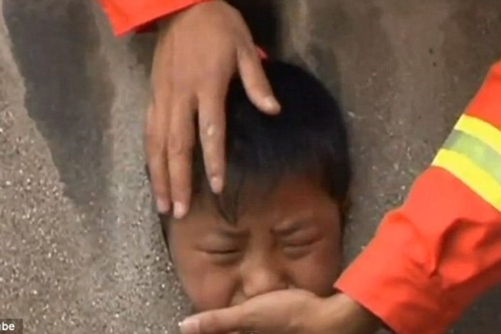 (VIDEO) STRAVIČNO: Uhvatio dete za noge i bacao ga glavom na beton!