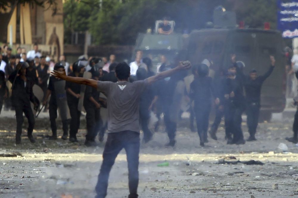 Tuča ispred Ambasade SAD u Kairu