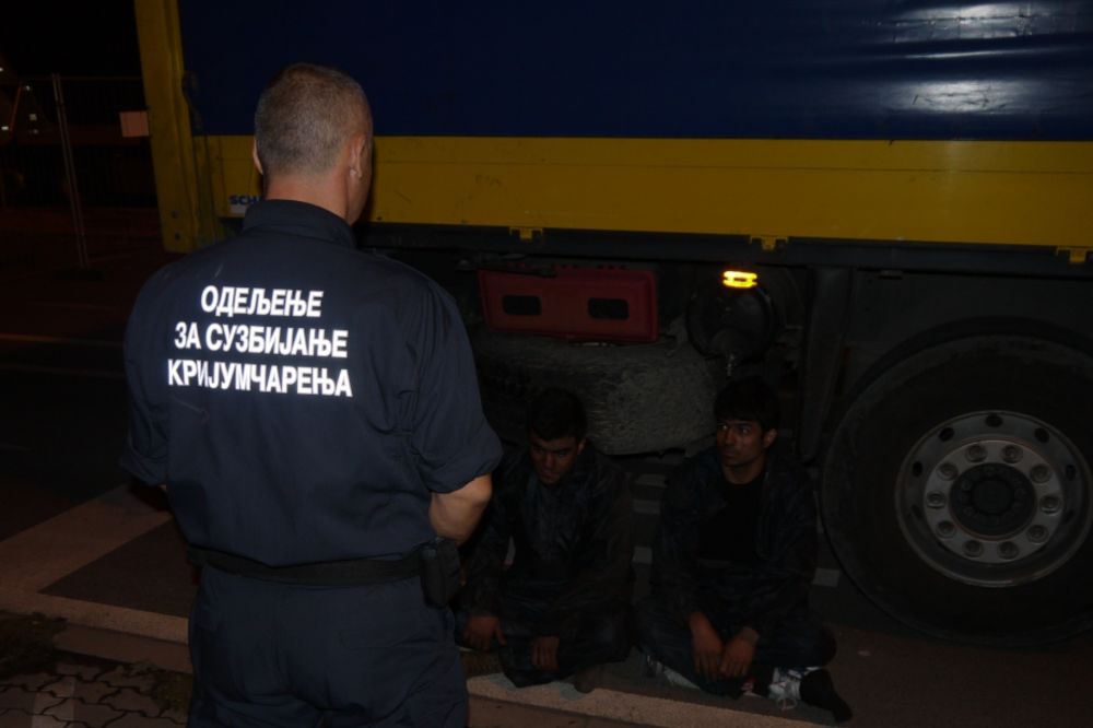 PREŠEVO: Bugari švercovali 8 Sirijaca u kombiju