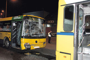 Dvoje povređeno u sudaru autobusa