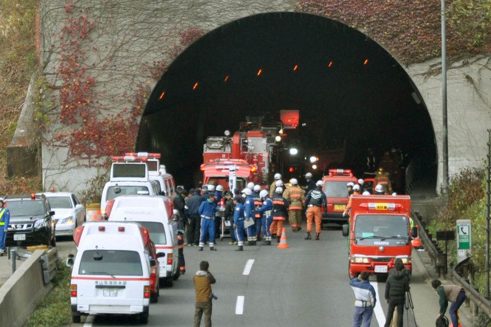 Srušio se tunel, ljudi goreli zarobljeni u automobilima