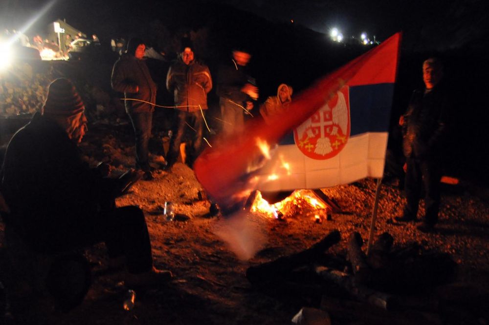 Srbi uz logorsku vatru proveli noć na Jarinju