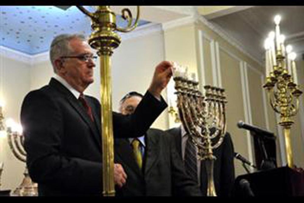 Tomislav Nikolić u sinagogi Sukat šalom upalio sveću