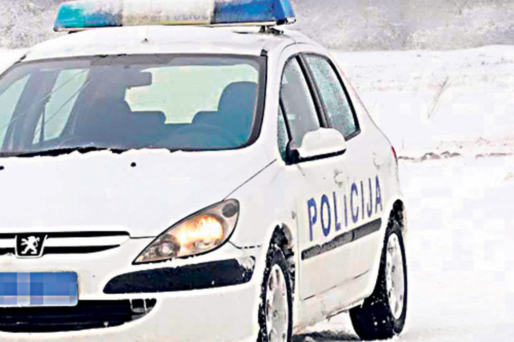 BRUKA: Policajci voze po snegu sa letnjim gumama!
