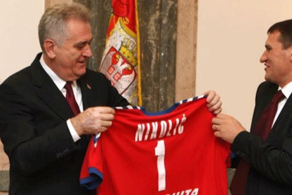 PREDSEDNIKU NA DAR: Nikolić dobio dres sa brojem jedan