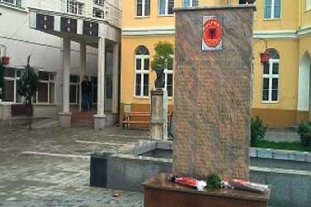 Zapadne diplomate: Albanci sami da sklone spomenik