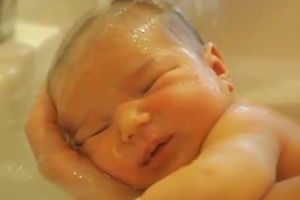 MAGIČNO: Bebac uživa u kupanju