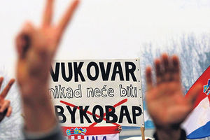 Branitelji jurišaju na ćirilične table Vukovara