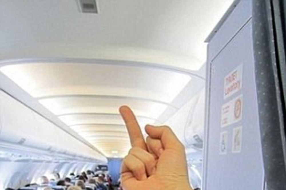 EVO VAM: Stjuardesa pokazala srednji prst putnicima