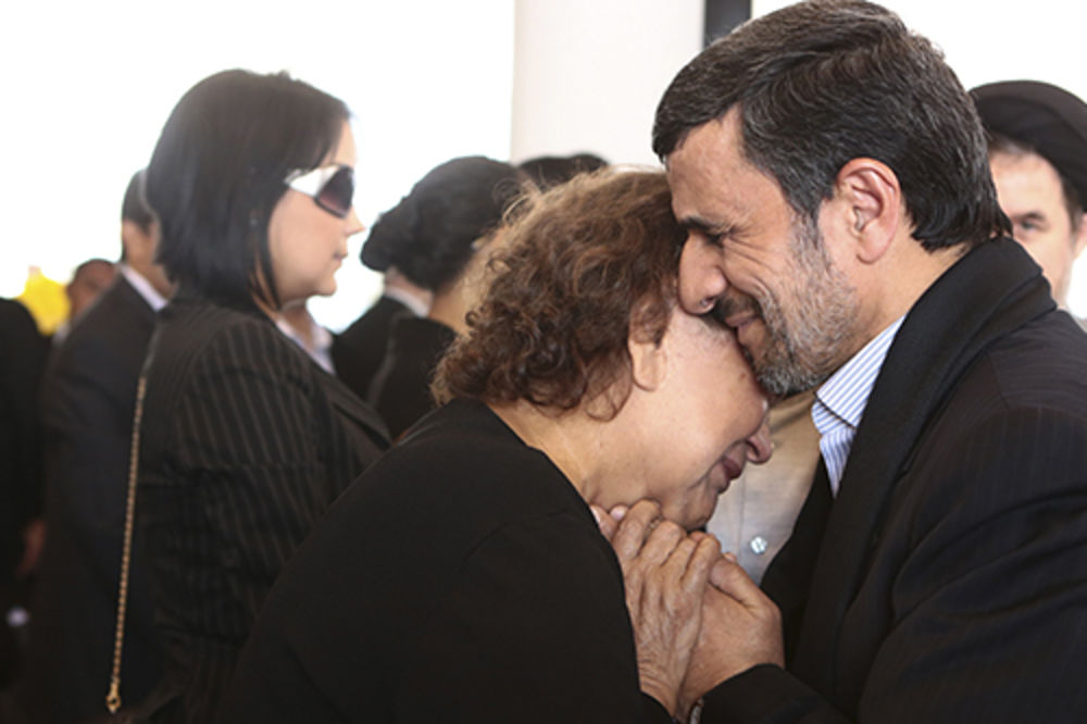 Ahmadinedžad izdao islam, zagrlio Čavesovu majku
