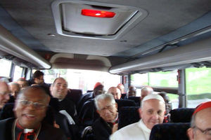 ODBIO LIMUZINU: Papa se provozao autobusom
