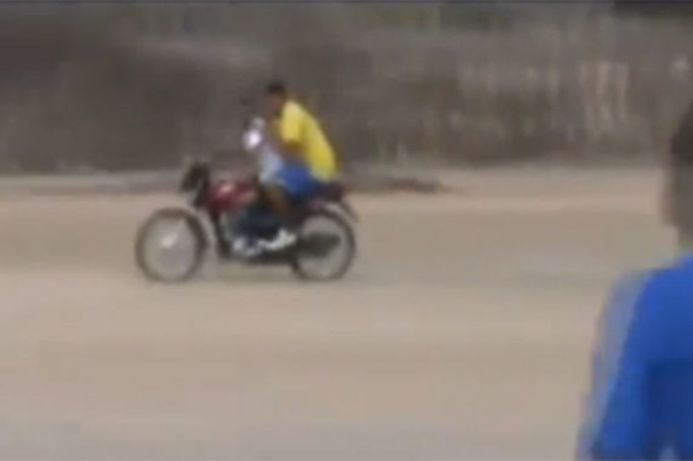 URNEBESNO: Golman se vraćao motociklom na svoj gol