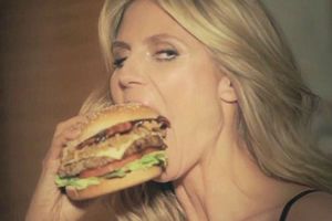 PROGUTALA CEO: Hajdi Klum u vrućoj reklami za hamburger