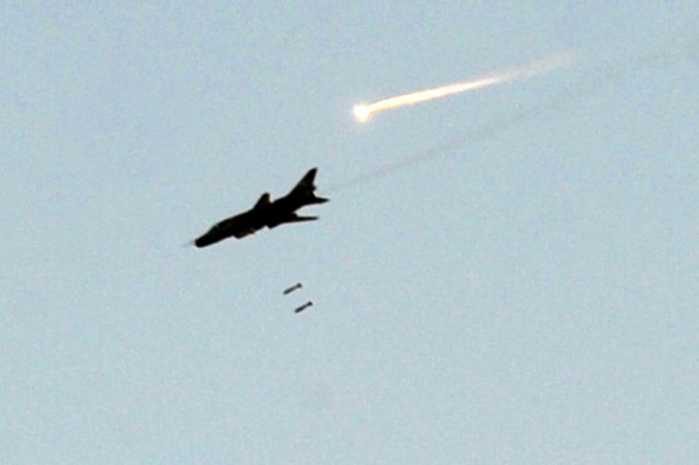 PUCNJAVA: Oboren sirijski avion na granici sa Turskom!