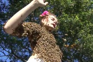 NE POKUŠAVAJTE: Pleše sa 12.000 pčela