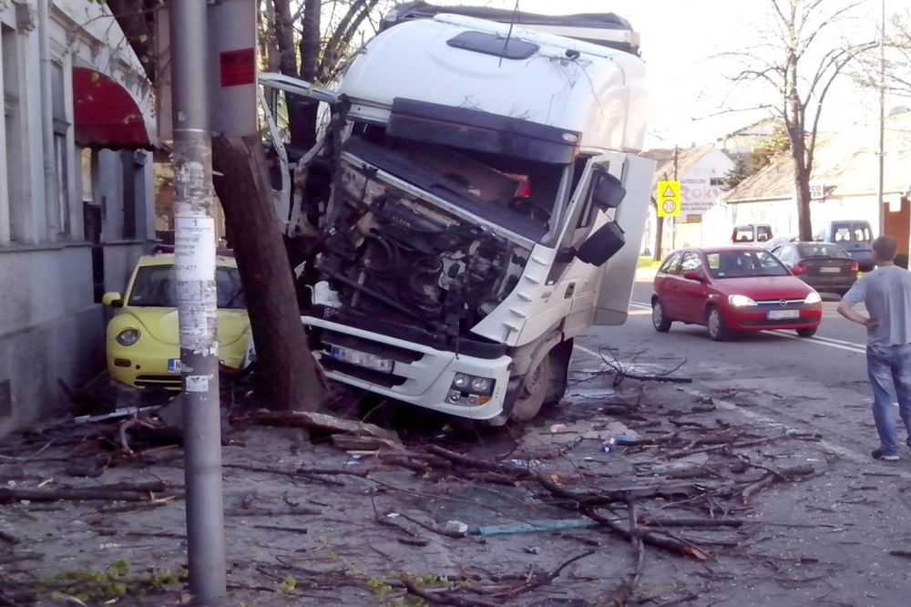 POMAHNITALI ŠLEPER: Kamion lupao kola u Petrovaradinu!