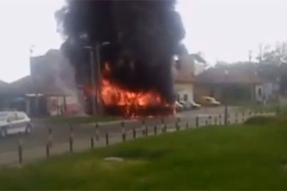 POGLEDAJTE: Izgoreo autobus na okretnici u Kumodražu