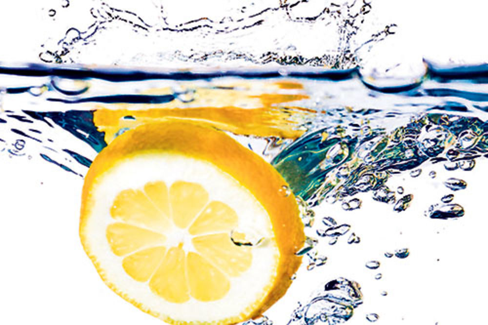 Evo zašto bi ujutru trebalo da pijete vodu s limunom