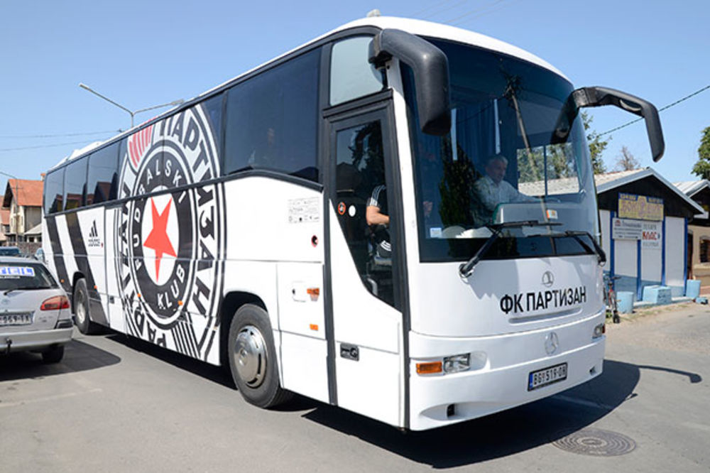 Kamenovan autobus sa igračima Partizana