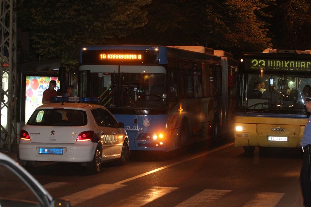 HULIGANIZAM: Mladić izboden u autobusu 16!
