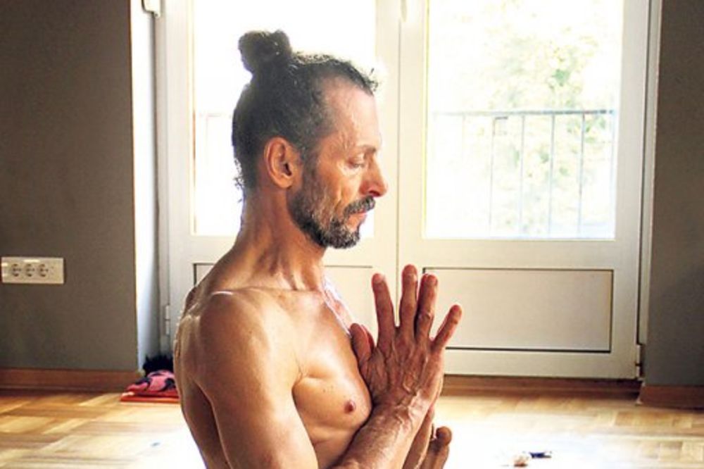 Da li biste vežbali jogu potpuno goli?