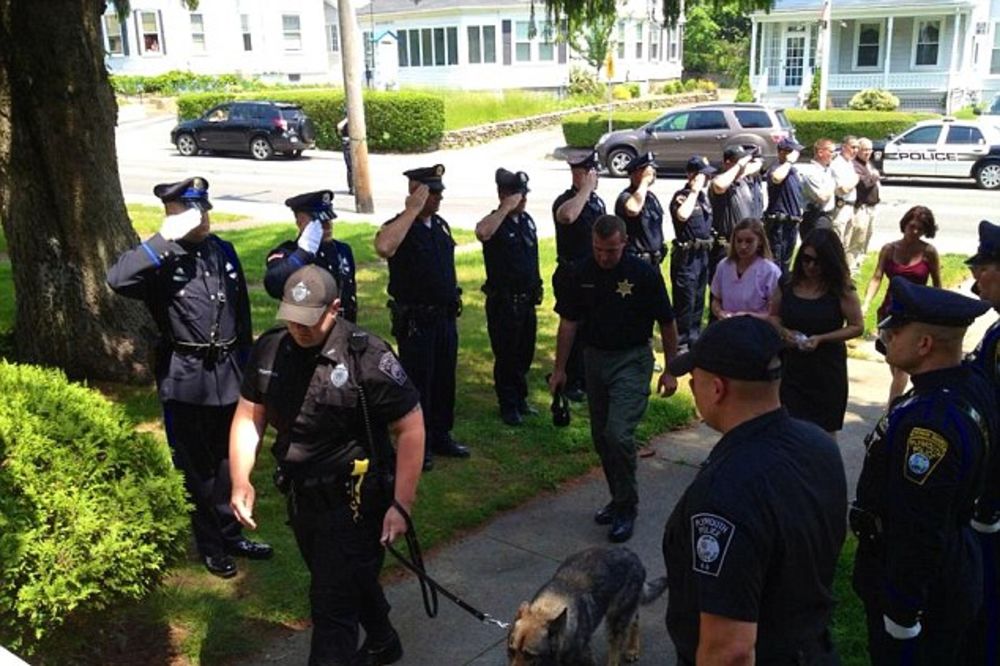 POČAST: Salutirali policijskom psu pre nego što je uspavan
