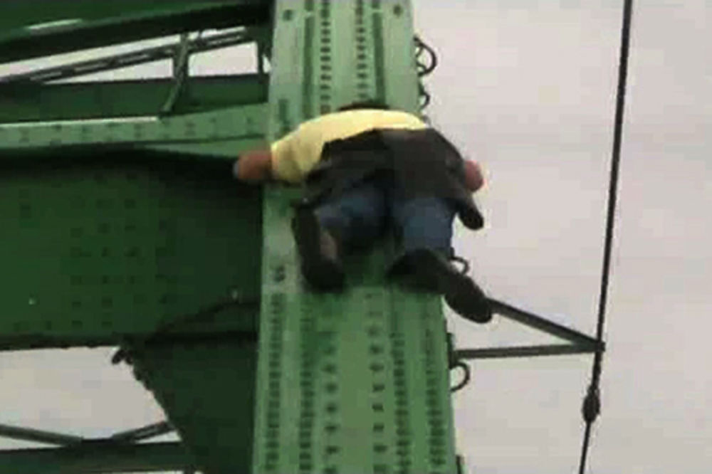 Pogledajte kako pijan spava na luku Savskog mosta!