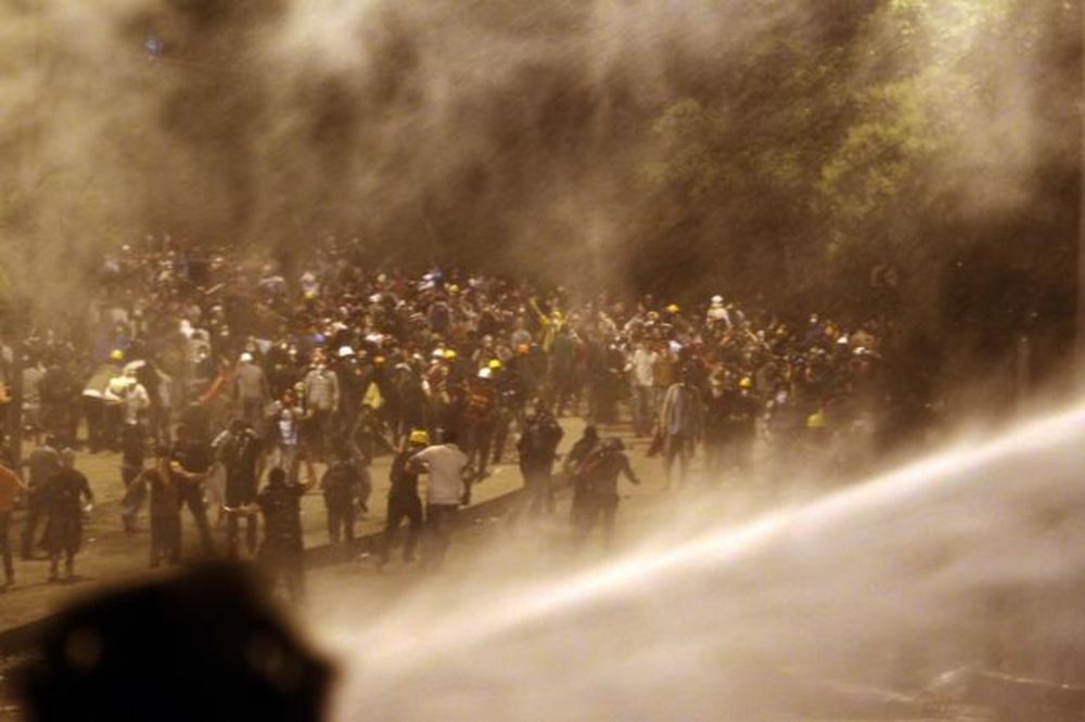 Policija suzavcem rasterivala demonstrante u Ankari