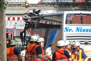BERLIN: Autobus udario u nadvožnjak, 40 đaka povređeno