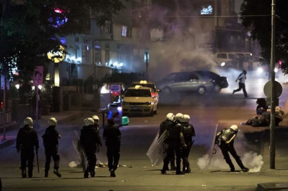 PROTESTI U TURSKOJ: Posle sukoba stotine policajaca opkolili Taksim