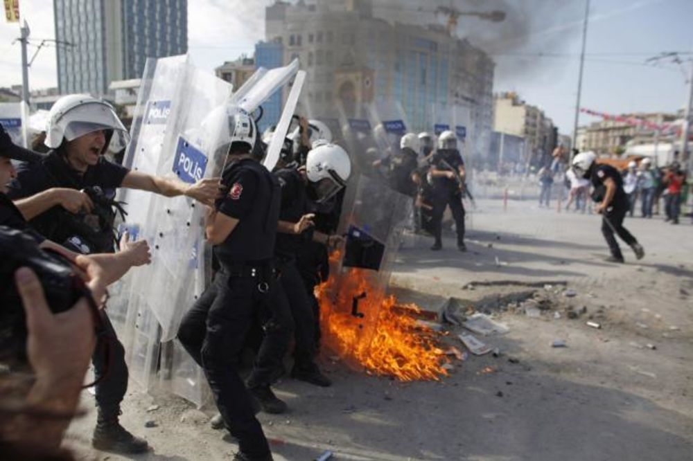 Erdogan izgubio strpljenje: Policija opet napala demonstrante