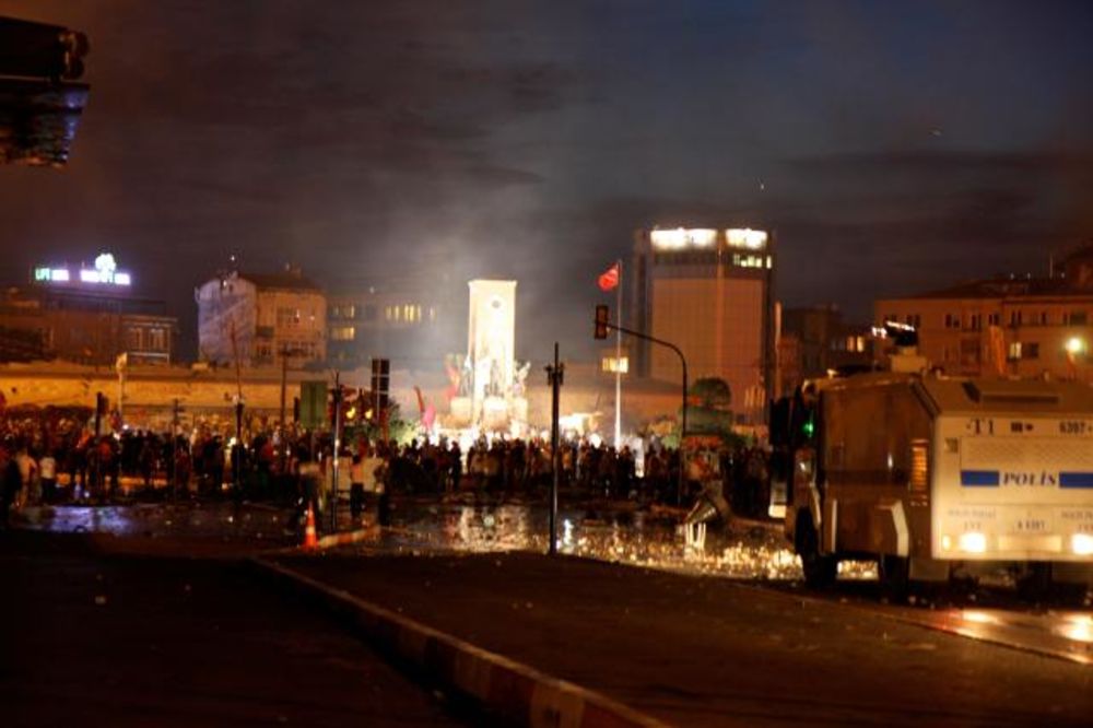 ERDOGAN NAPAO: Ispraznio Taksim suzavcem i specijalcima!