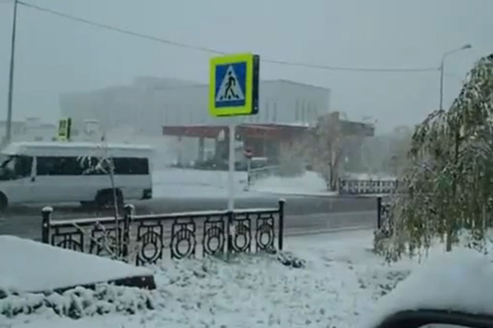 RUSIJA: Uveče 30 C, a ujutro ih zavejao sneg!